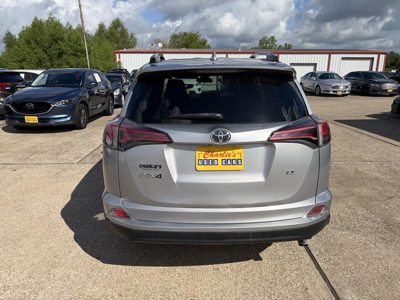 Toyota RAV4 LE FWD (Natl) 2018