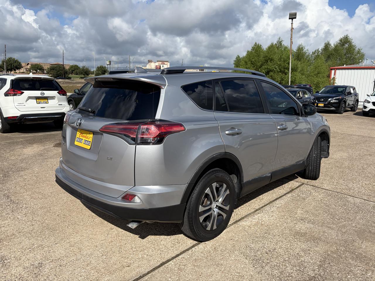 Toyota RAV4 LE FWD (Natl) 2018