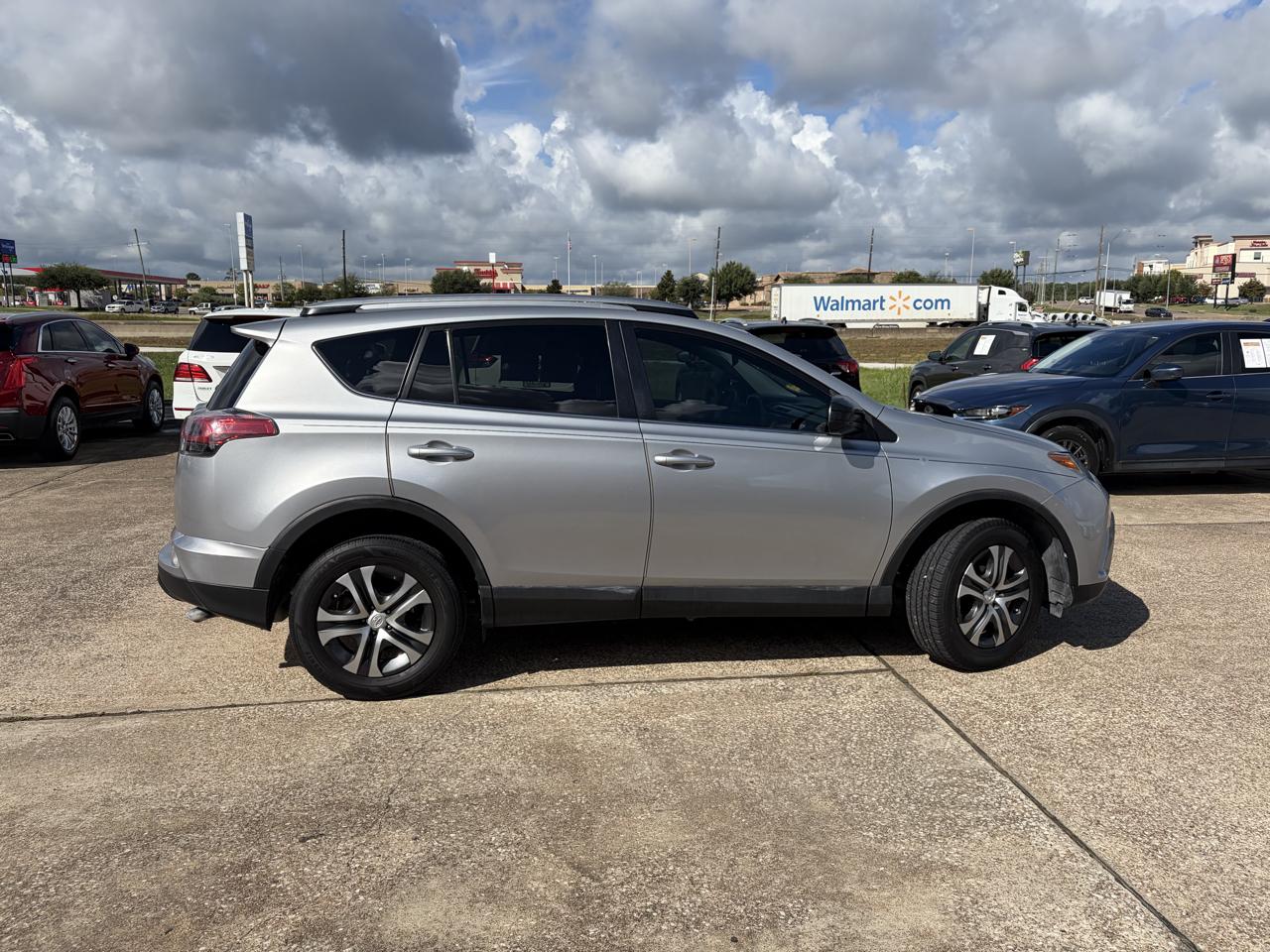 Toyota RAV4 LE FWD (Natl) 2018