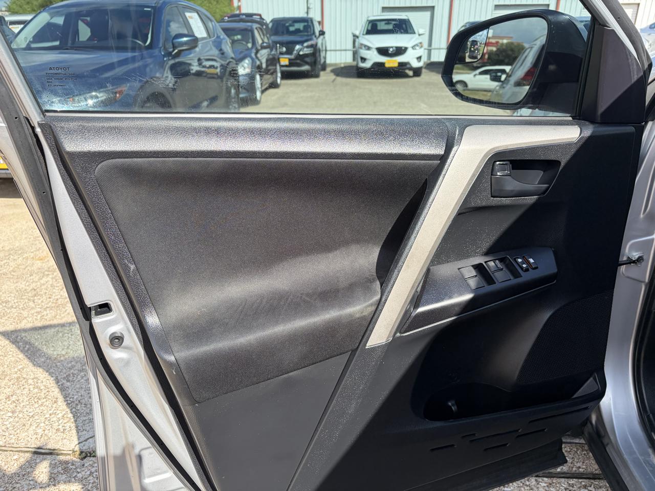 Toyota RAV4 LE FWD (Natl) 2018
