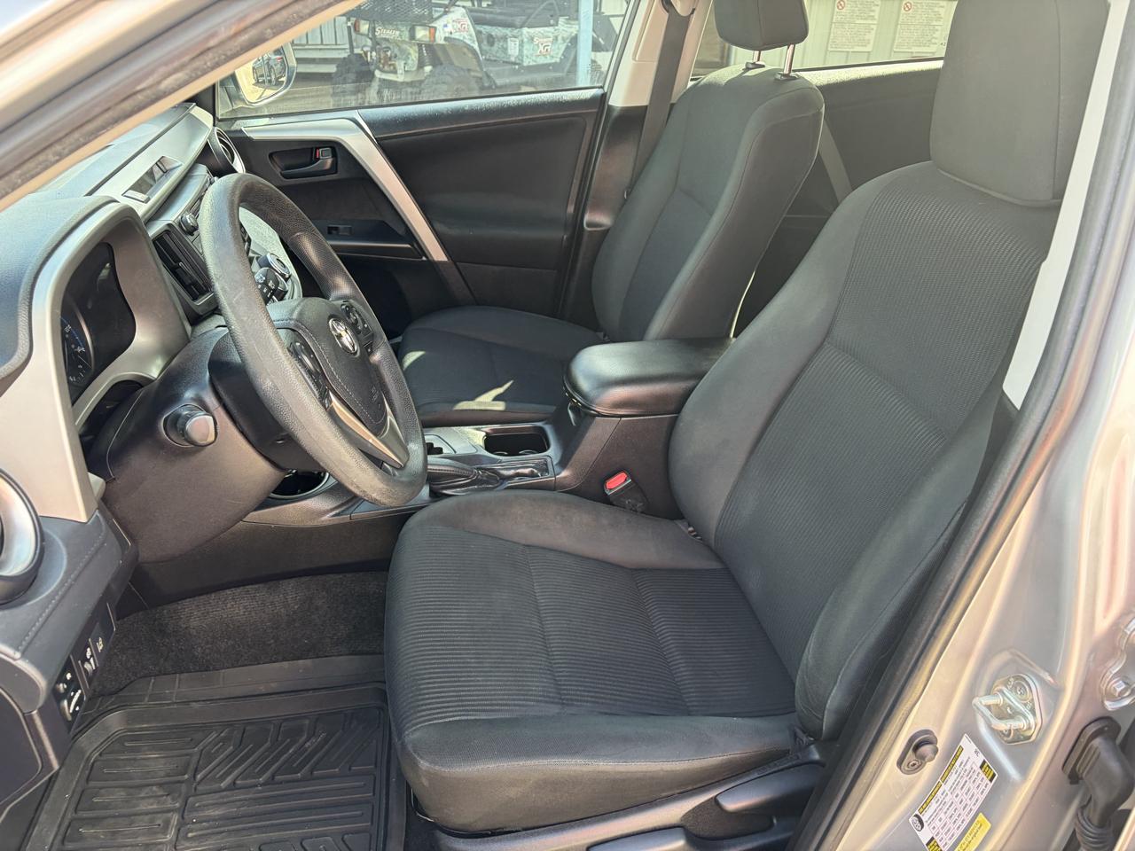 Toyota RAV4 LE FWD (Natl) 2018