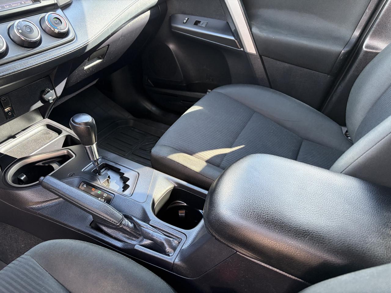 Toyota RAV4 LE FWD (Natl) 2018