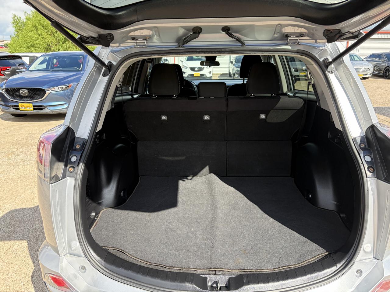 Toyota RAV4 LE FWD (Natl) 2018