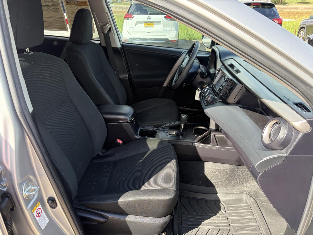 Toyota RAV4 LE FWD (Natl) 2018