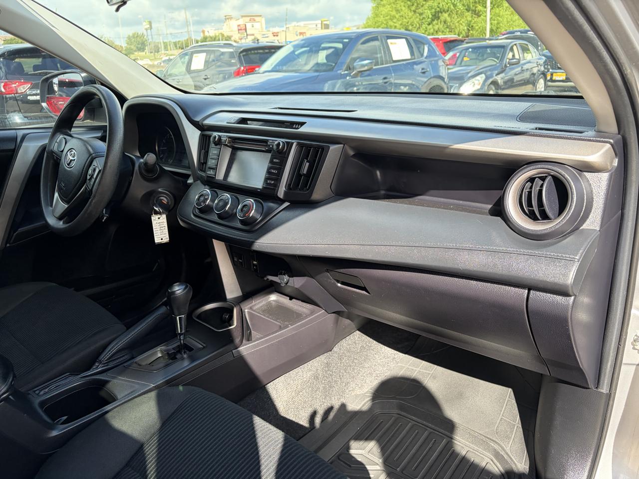 Toyota RAV4 LE FWD (Natl) 2018
