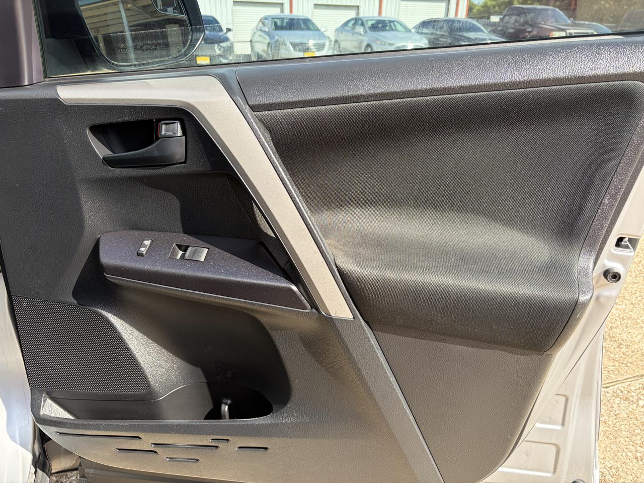 Toyota RAV4 LE FWD (Natl) 2018