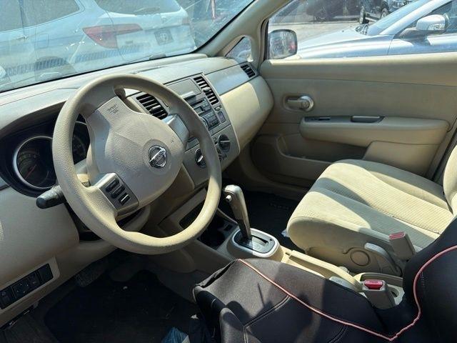 Nissan Versa  2011
