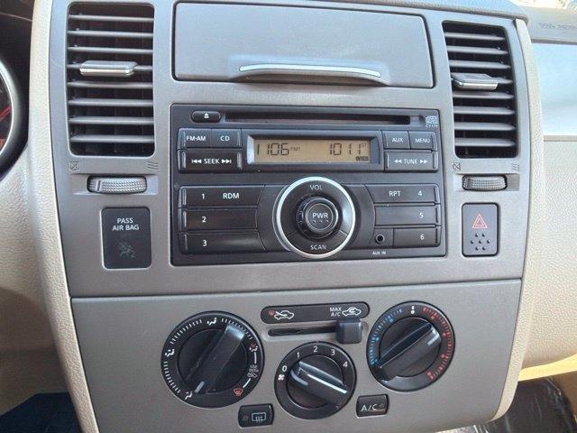 Nissan Versa  2011