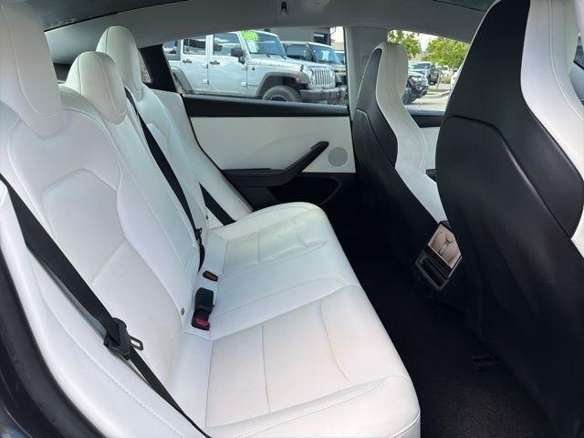 Tesla Model 3  2024