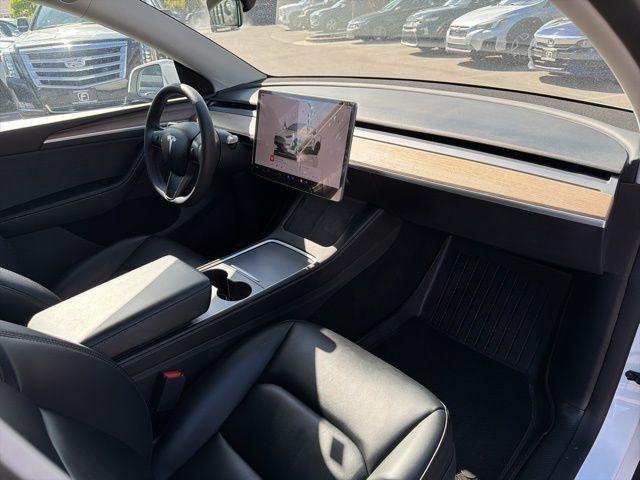 Tesla Model Y  2024
