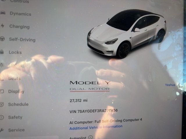 Tesla Model Y  2024