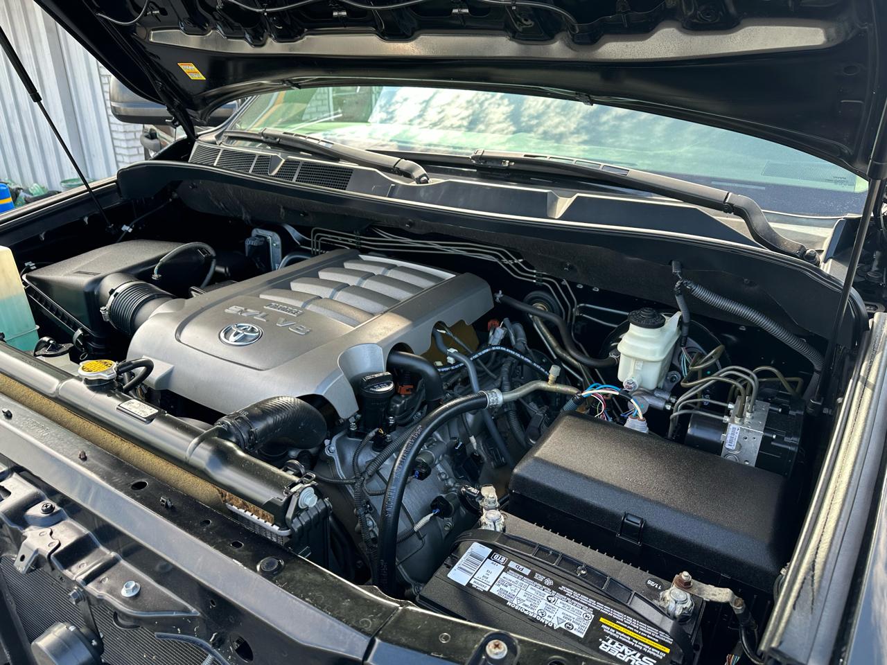 Toyota Tundra Tundra-Grade CrewMax 5.7L 2WD 2010