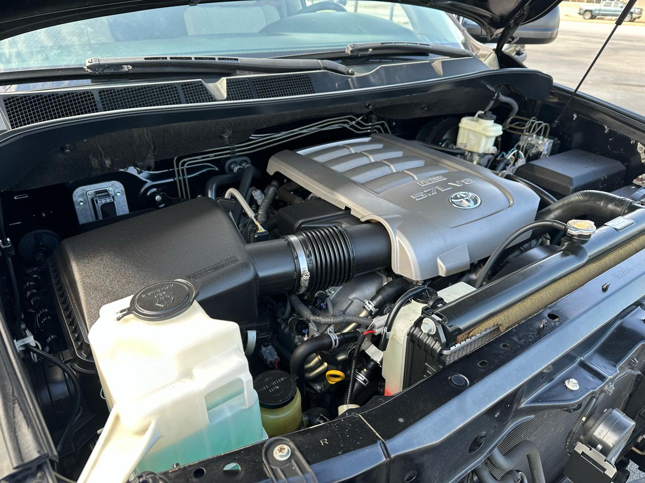 Toyota Tundra Tundra-Grade CrewMax 5.7L 2WD 2010