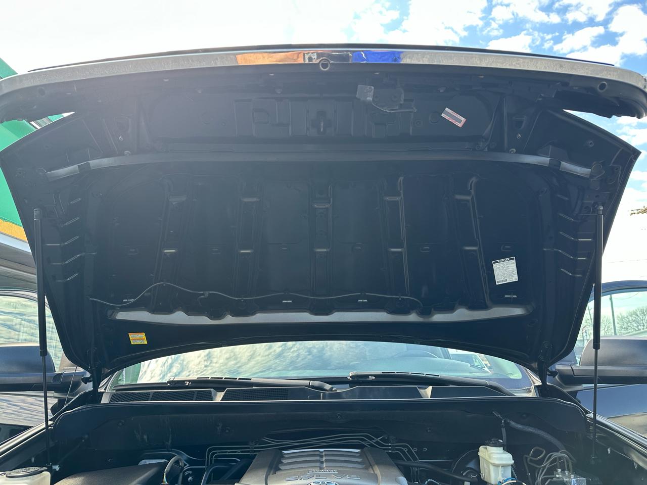 Toyota Tundra Tundra-Grade CrewMax 5.7L 2WD 2010