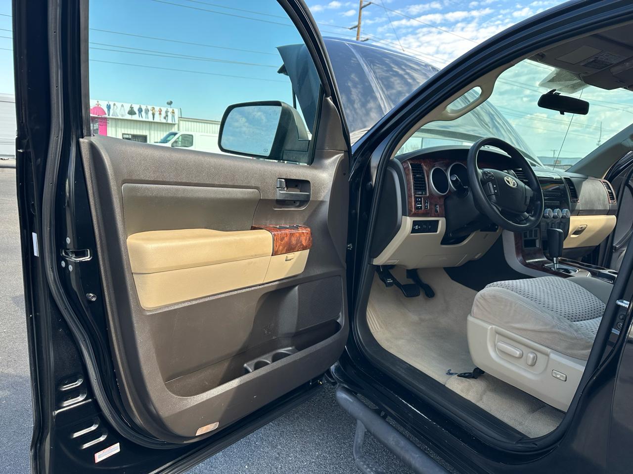 Toyota Tundra Tundra-Grade CrewMax 5.7L 2WD 2010