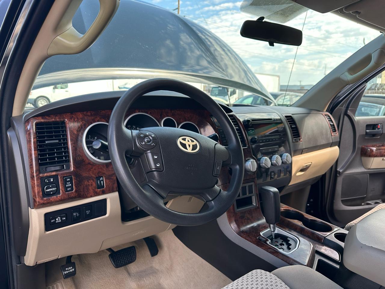 Toyota Tundra Tundra-Grade CrewMax 5.7L 2WD 2010