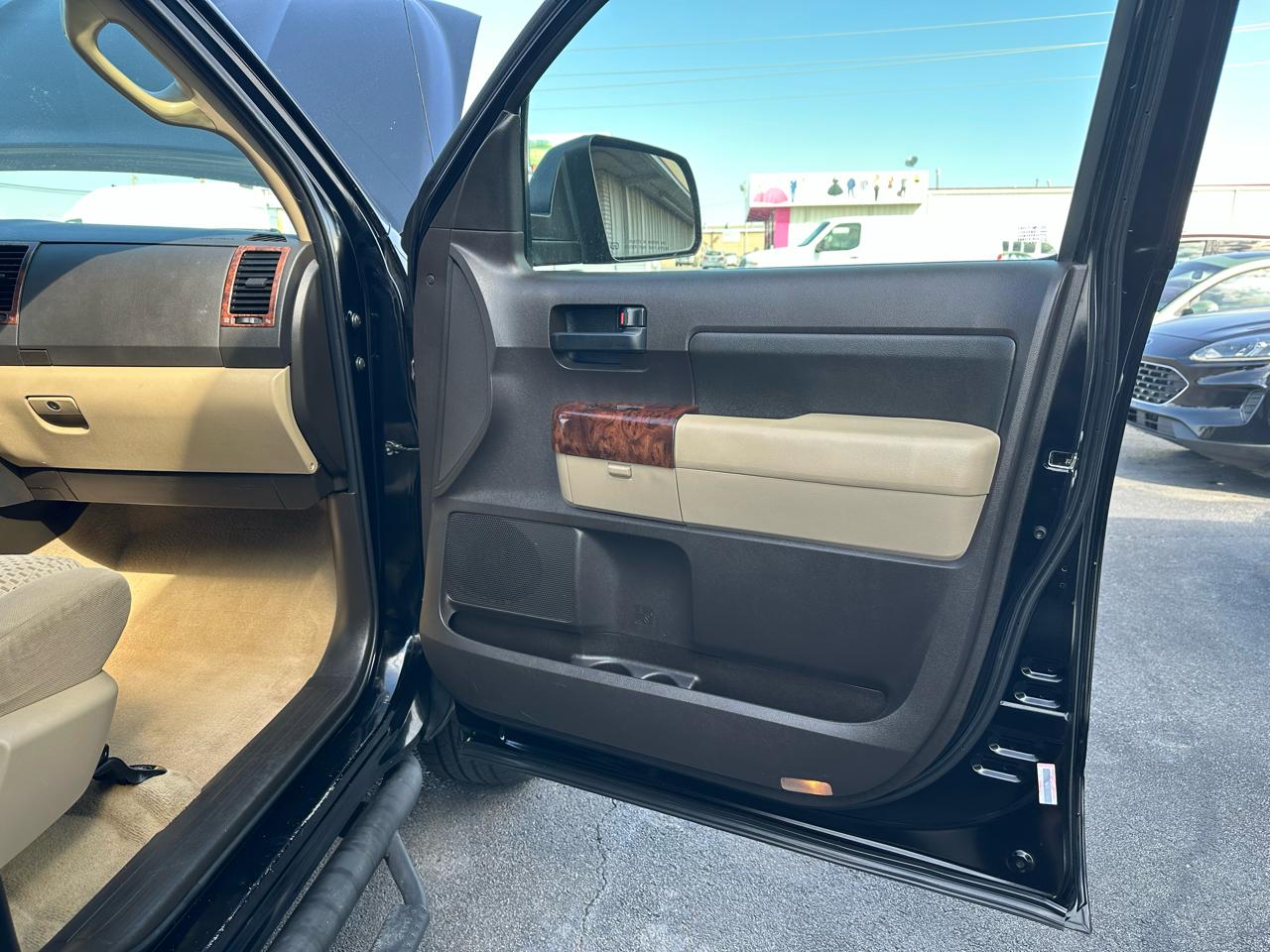 Toyota Tundra Tundra-Grade CrewMax 5.7L 2WD 2010