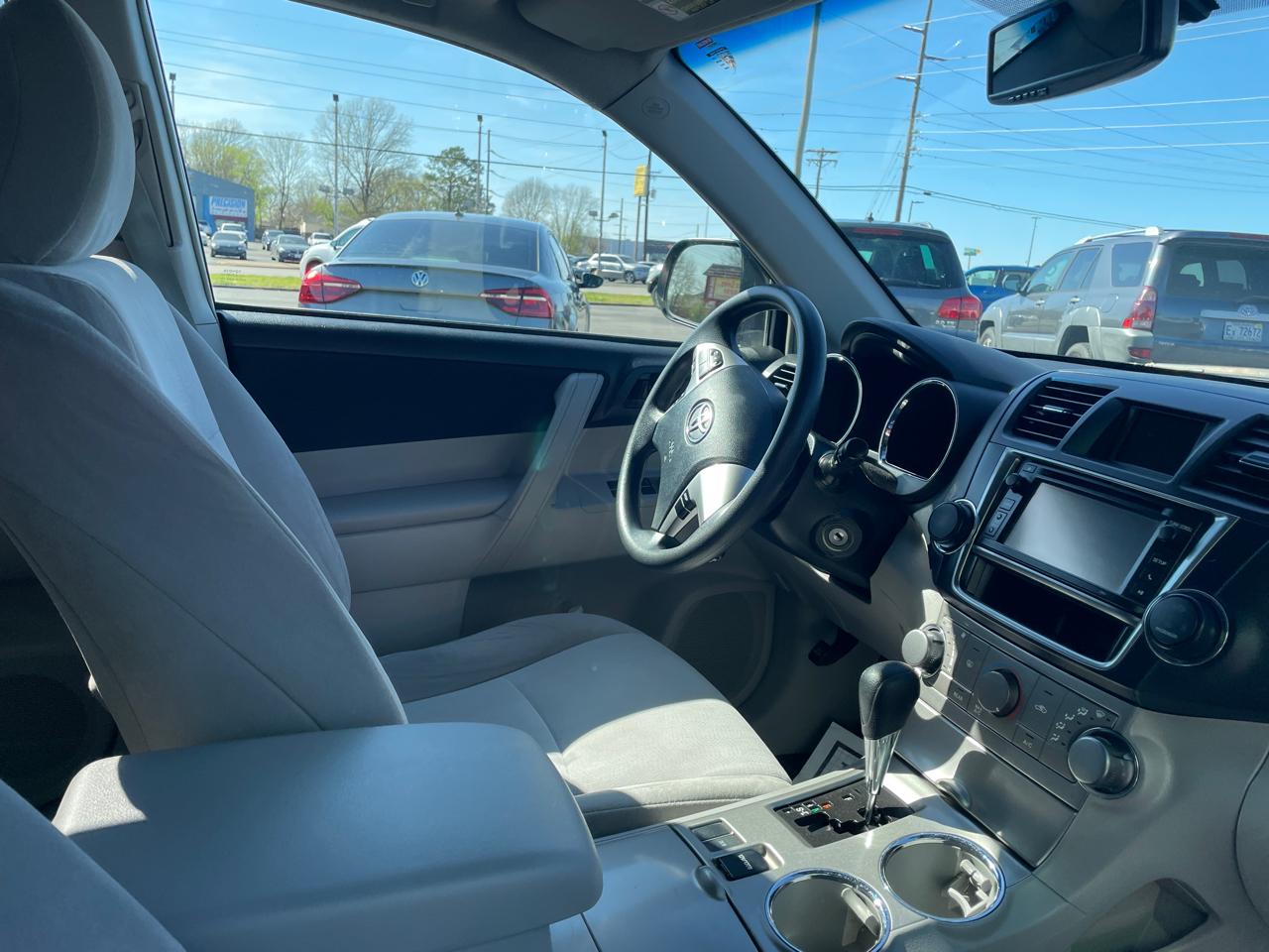 Toyota Highlander Base 2WD V6 2013