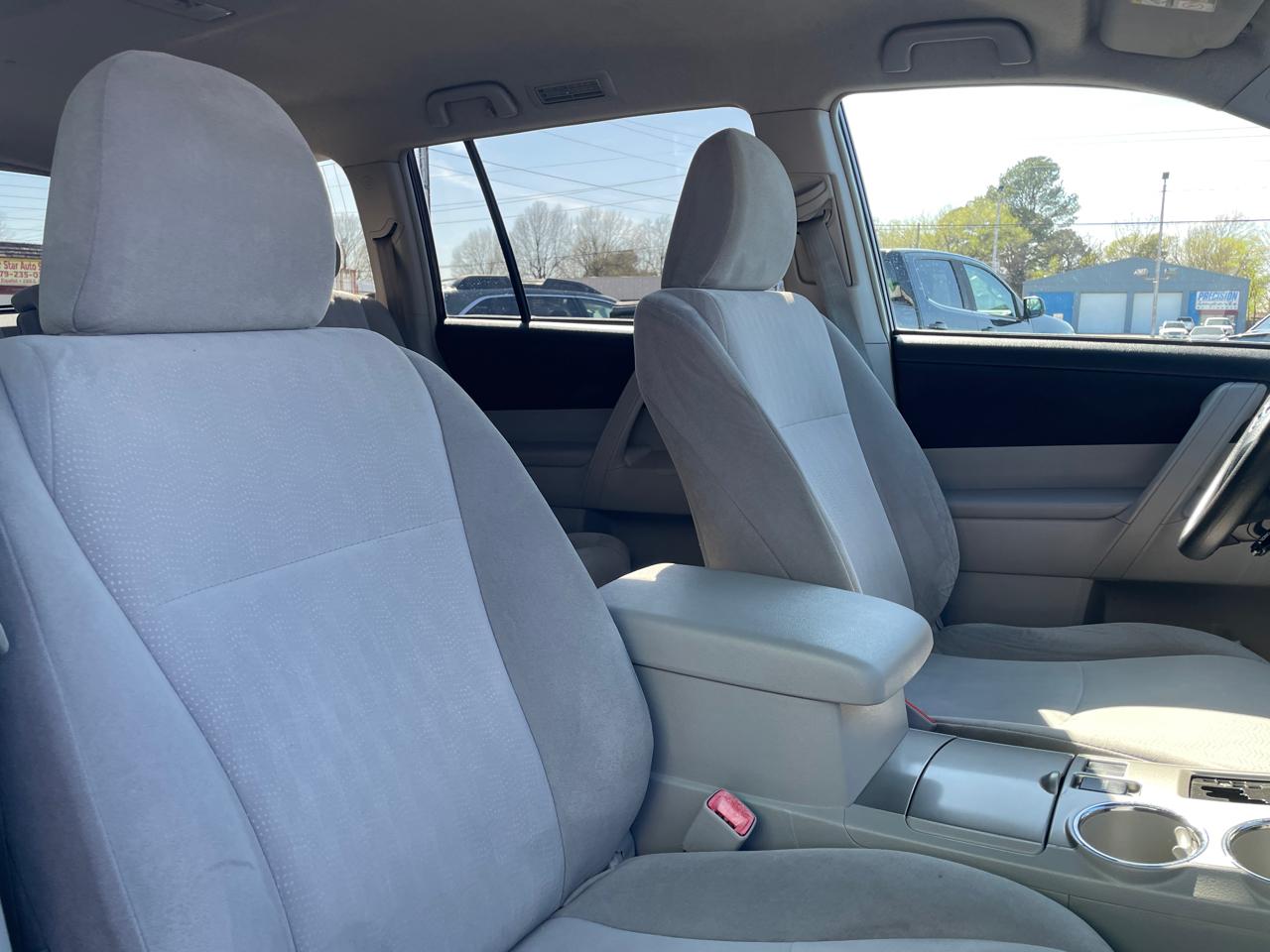 Toyota Highlander Base 2WD V6 2013