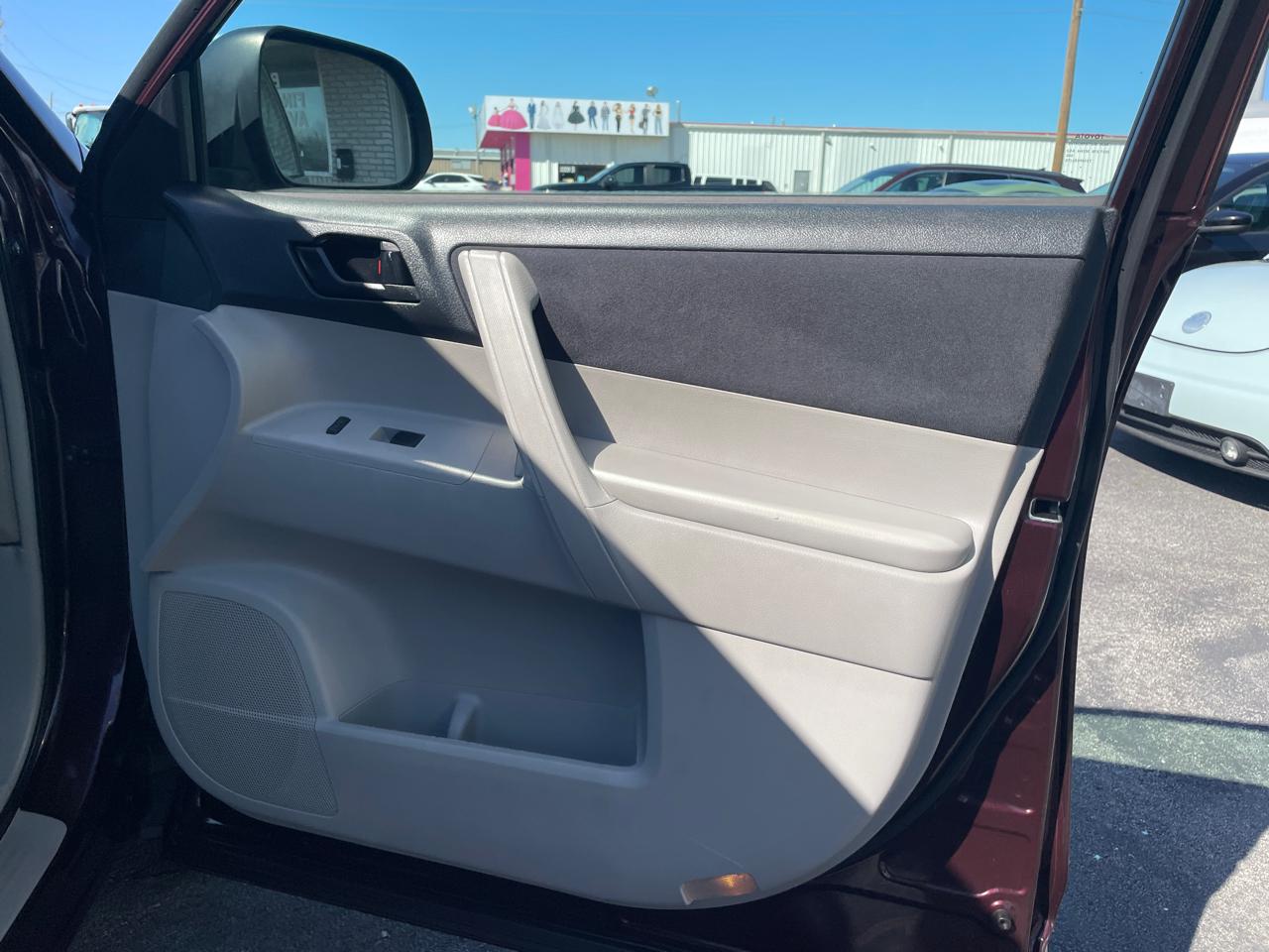 Toyota Highlander Base 2WD V6 2013