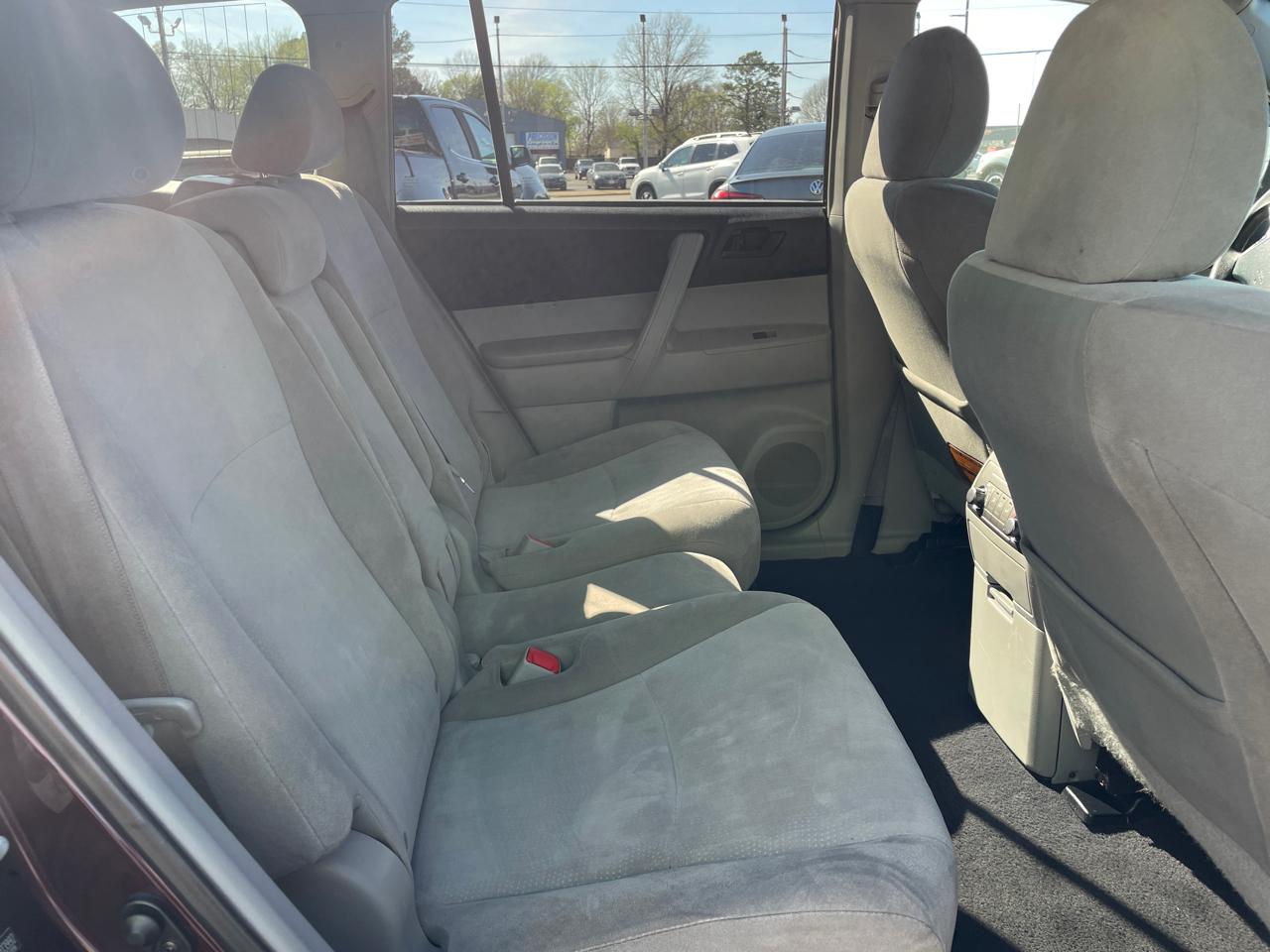 Toyota Highlander Base 2WD V6 2013