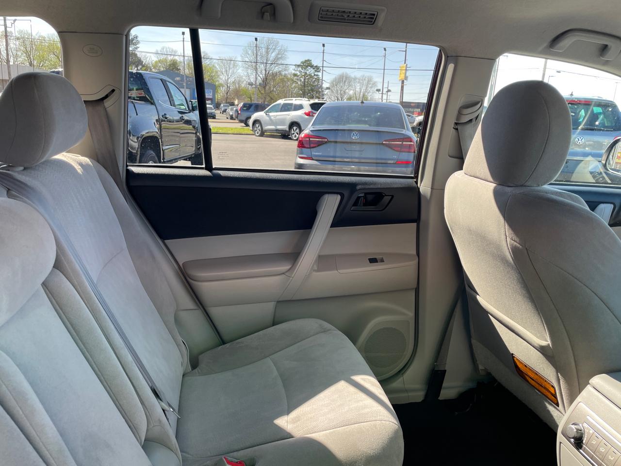 Toyota Highlander Base 2WD V6 2013