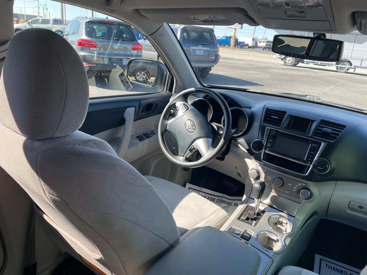 Toyota Highlander Base 2WD V6 2013