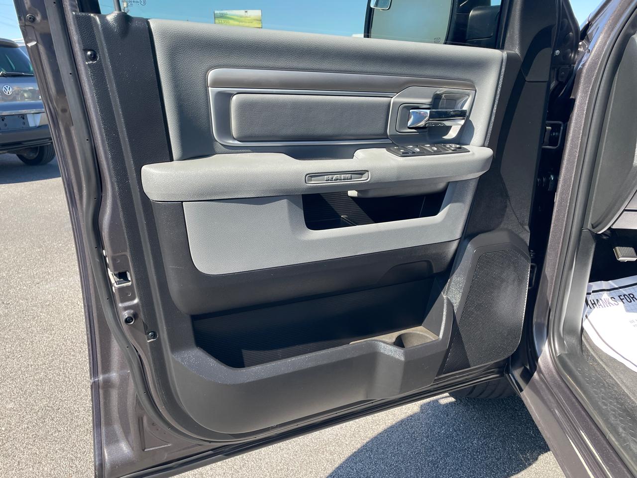 RAM 1500 SLT Crew Cab SWB 2WD 2015