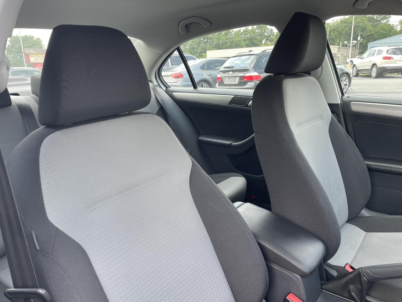 Volkswagen Jetta 1.4T S 6A 2017