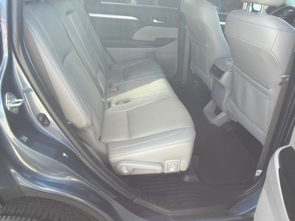 Toyota Highlander SE FWD V6 2019