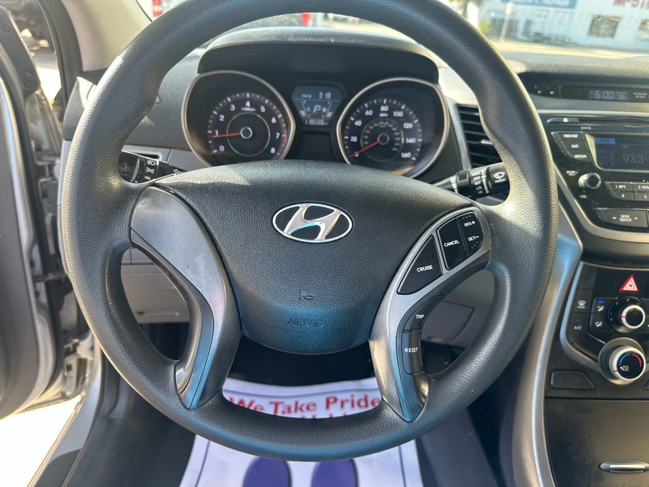 Hyundai Elantra SE 6AT 2016