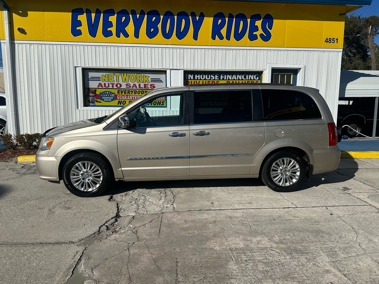 Chrysler Town & Country Touring-L 2012