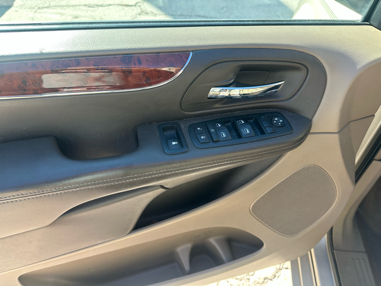 Chrysler Town & Country Touring-L 2012