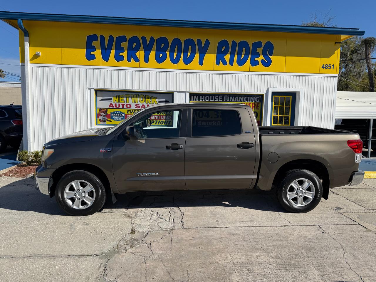 Toyota Tundra Tundra-Grade CrewMax 5.7L 2WD 2010