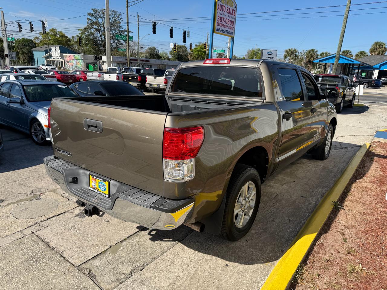 Toyota Tundra Tundra-Grade CrewMax 5.7L 2WD 2010