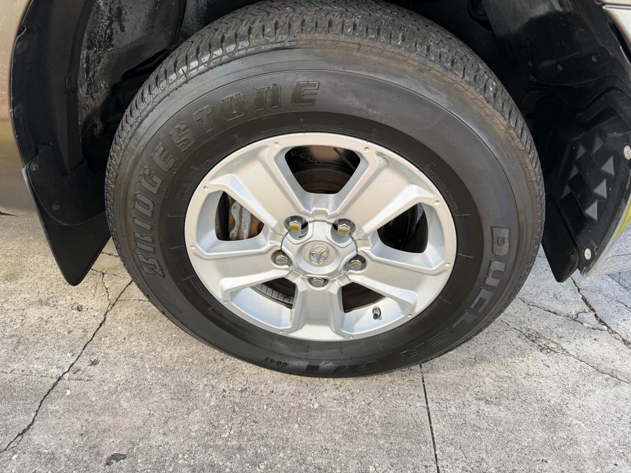 Toyota Tundra Tundra-Grade CrewMax 5.7L 2WD 2010