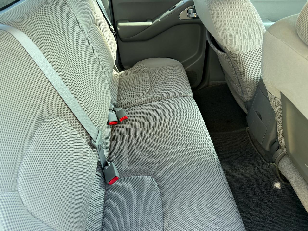 Nissan Frontier LE Crew Cab 2WD 2010