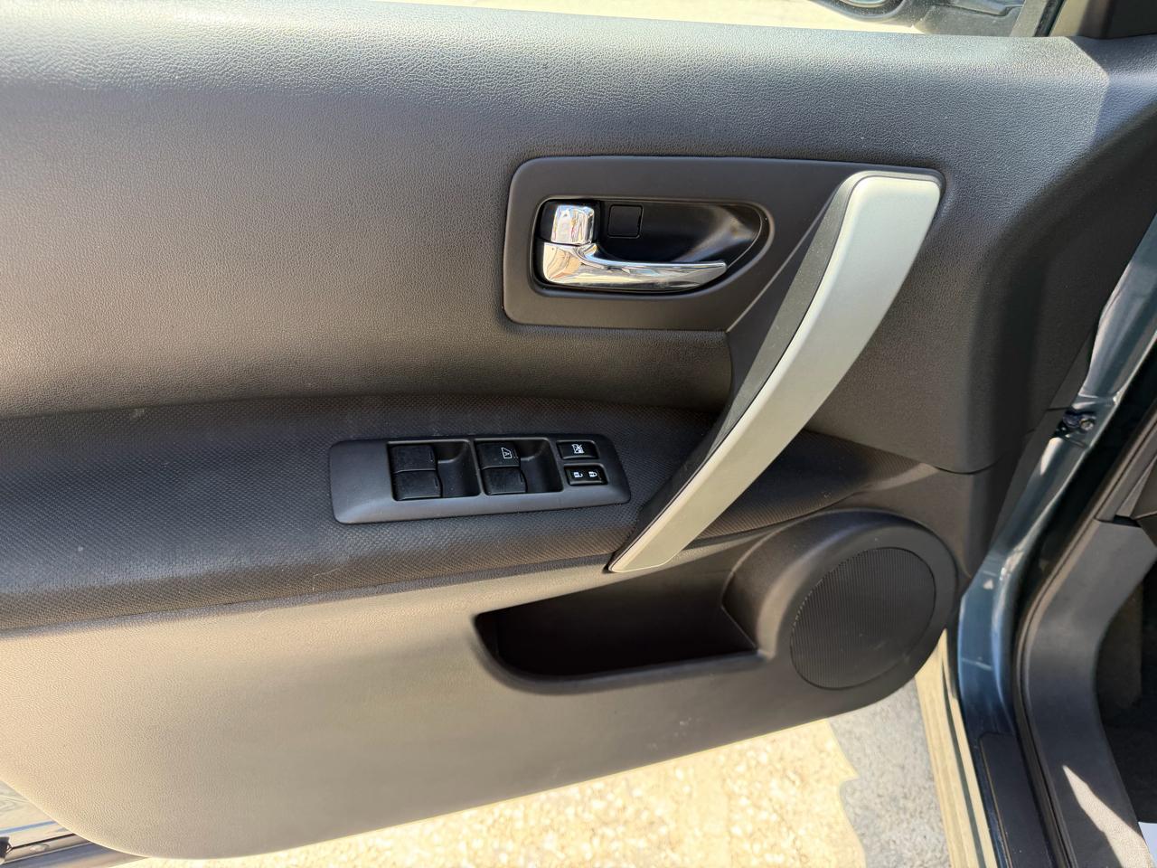 Nissan Rogue S FWD Krom Edition 2012