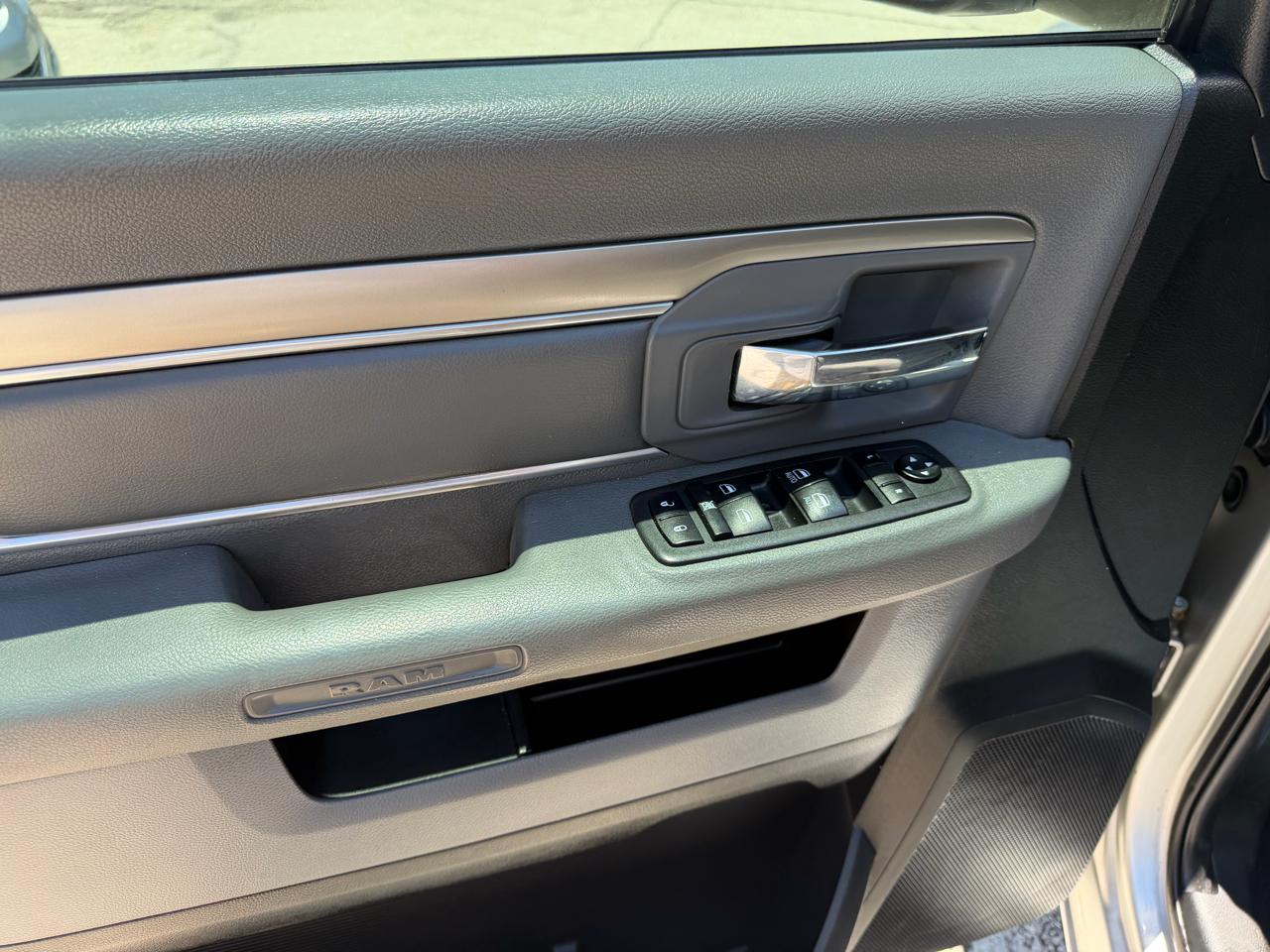 RAM 1500 SLT Quad Cab 2WD 2016