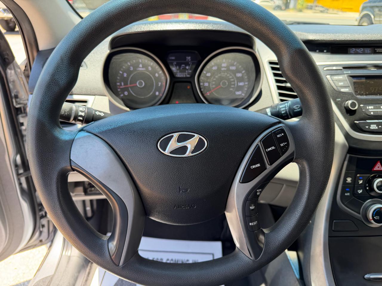 Hyundai Elantra SE 6AT 2016