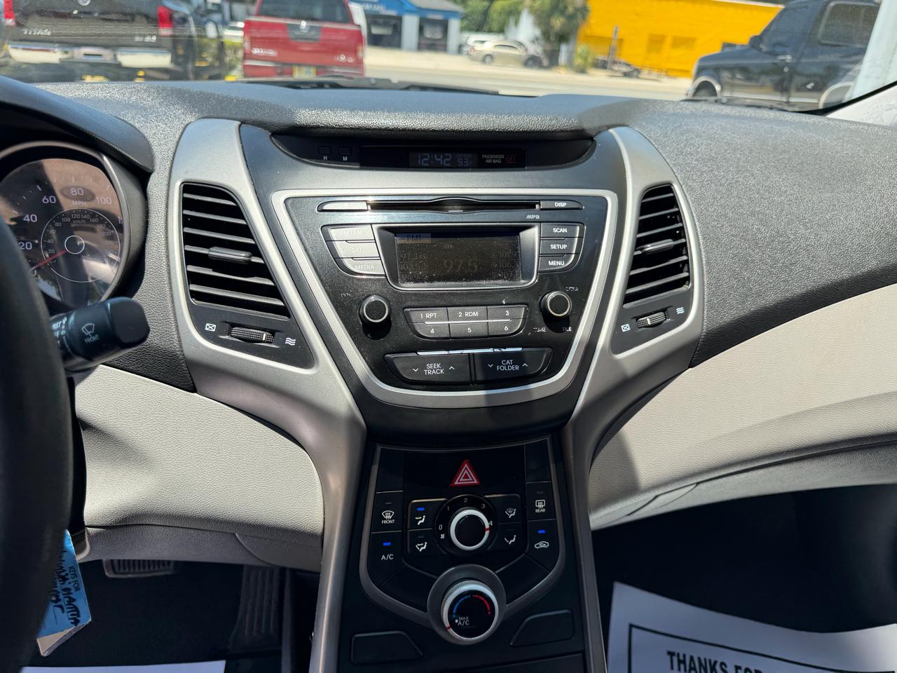 Hyundai Elantra SE 6AT 2016