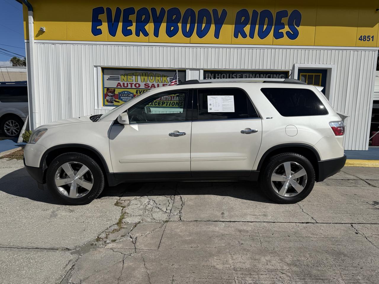GMC Acadia photo 2