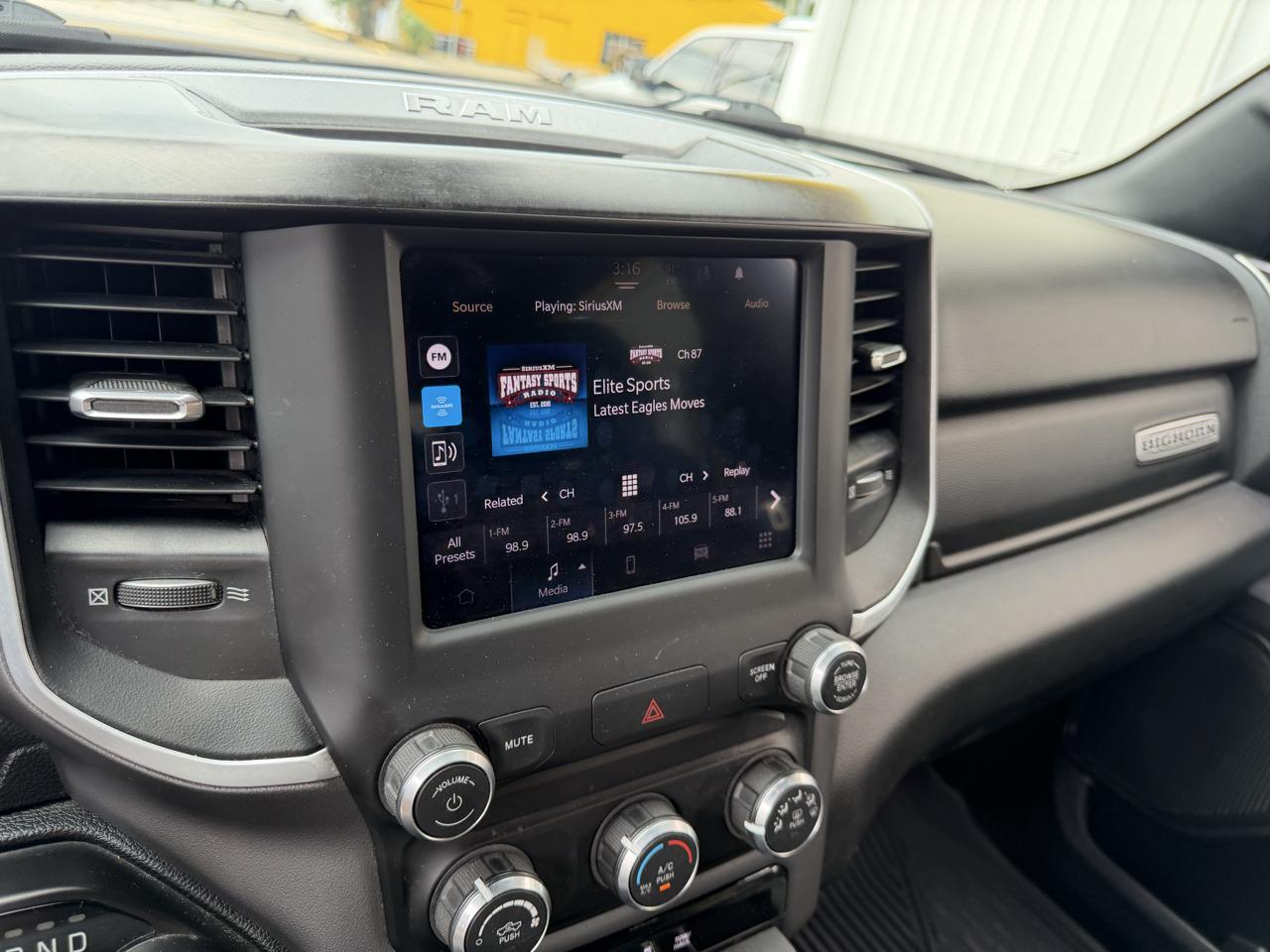 RAM 1500 Big Horn Crew Cab SWB 4WD 2022