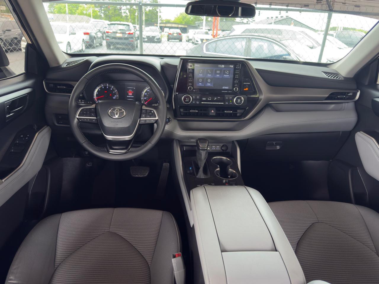 Toyota Highlander LE FWD (Natl) 2022