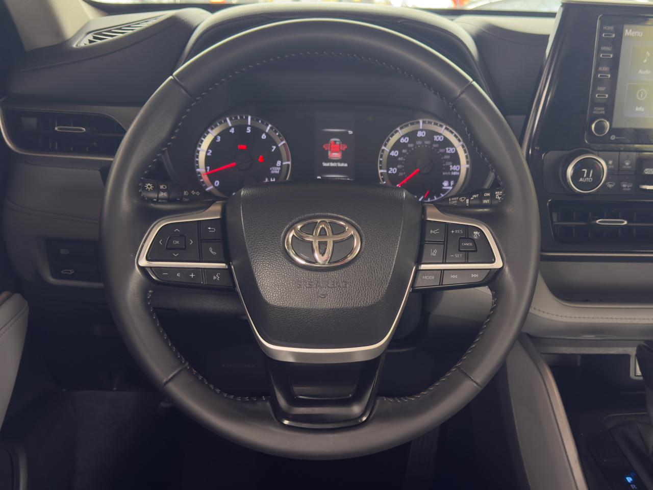 Toyota Highlander LE FWD (Natl) 2022