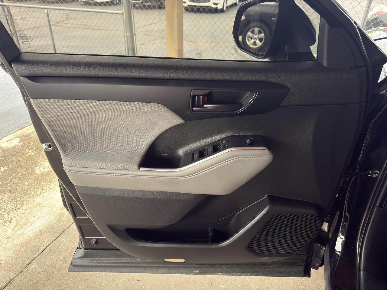 Toyota Highlander LE FWD (Natl) 2022