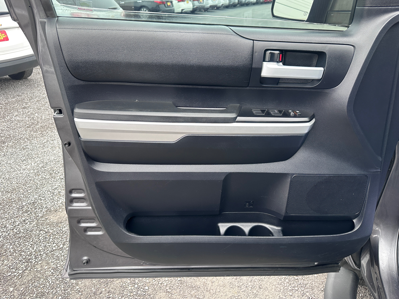 Toyota Tundra 2WD Truck CrewMax 5.7L V8 6-Spd AT SR5 (Natl) 2015