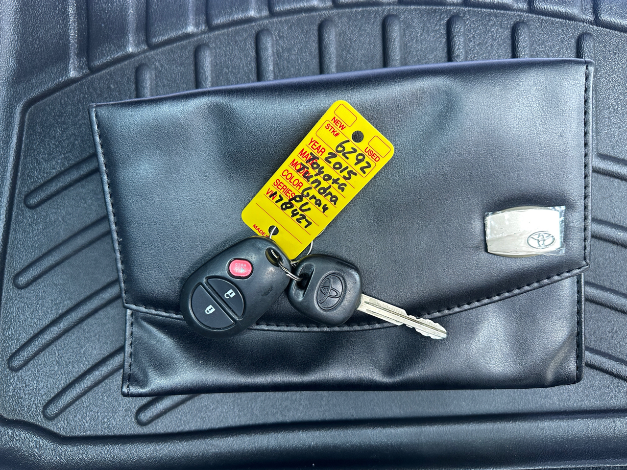 Toyota Tundra 2WD Truck CrewMax 5.7L V8 6-Spd AT SR5 (Natl) 2015