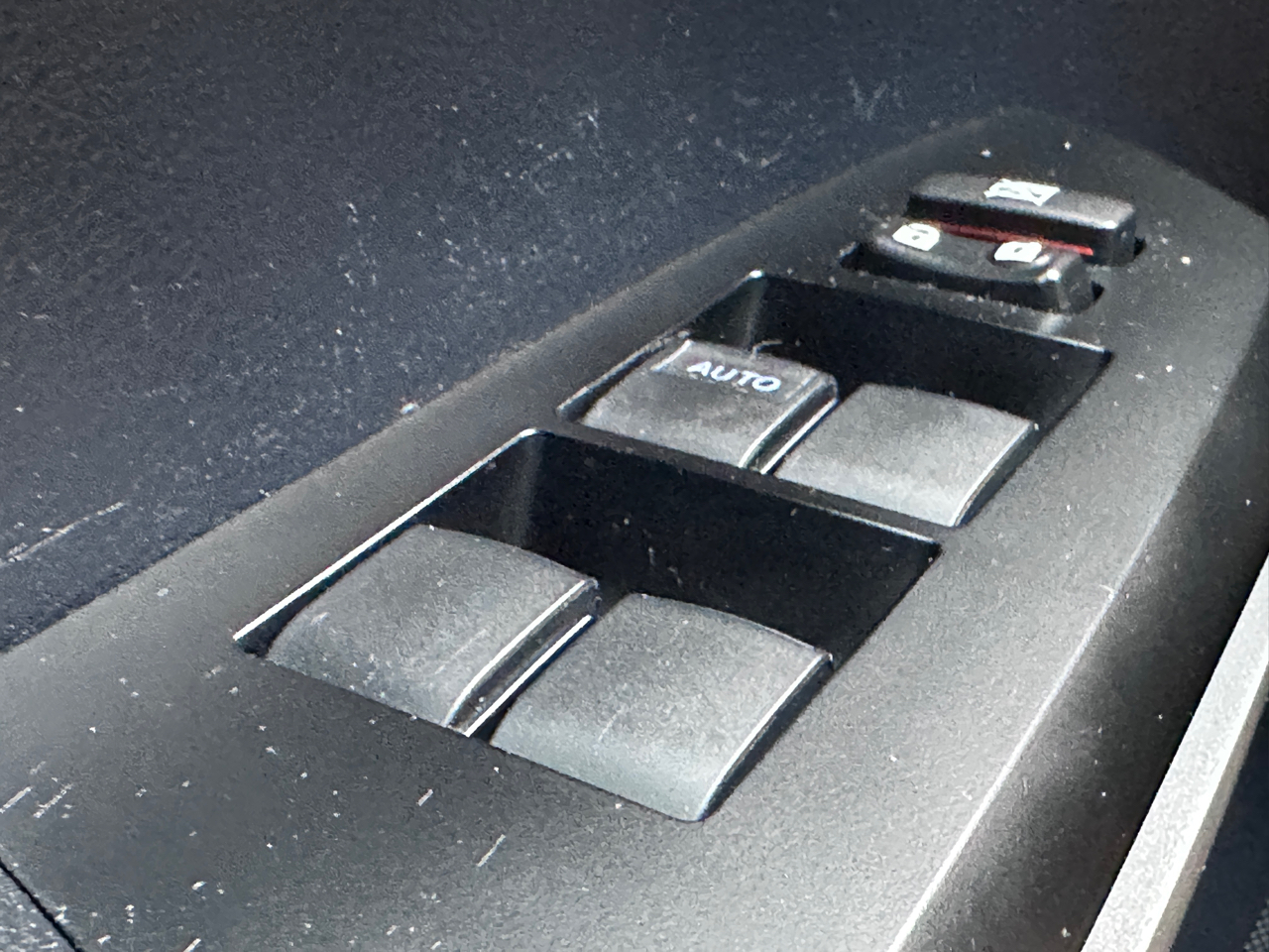 Toyota Tundra 2WD Truck CrewMax 5.7L V8 6-Spd AT SR5 (Natl) 2015