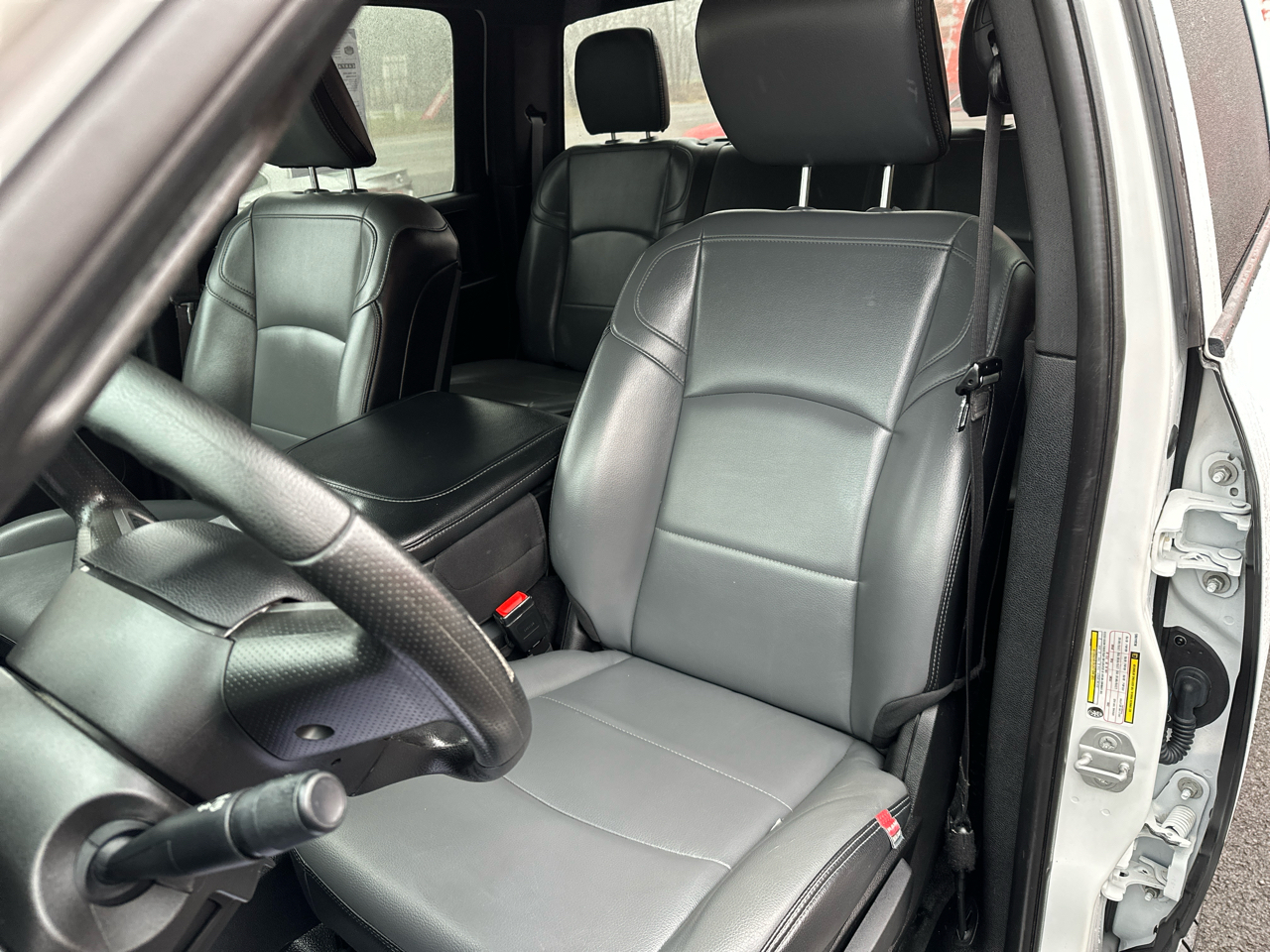 RAM 2500 Tradesman 4x2 Crew Cab 8' Box 2021